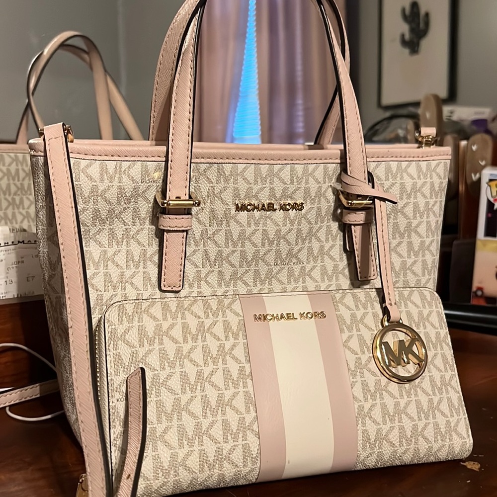 Like new MK purse & wallet